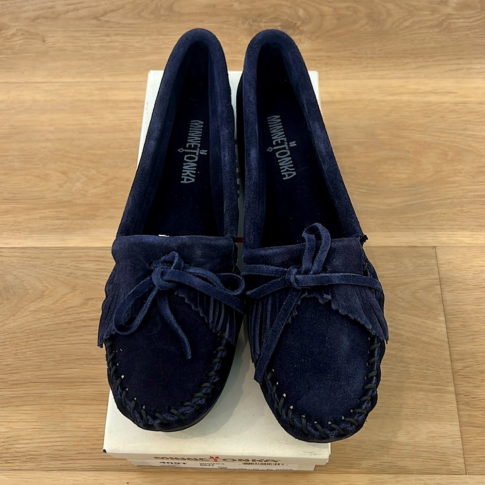 Authentic NIB Minnetonka Moccasins 409T navy Kilty US 6